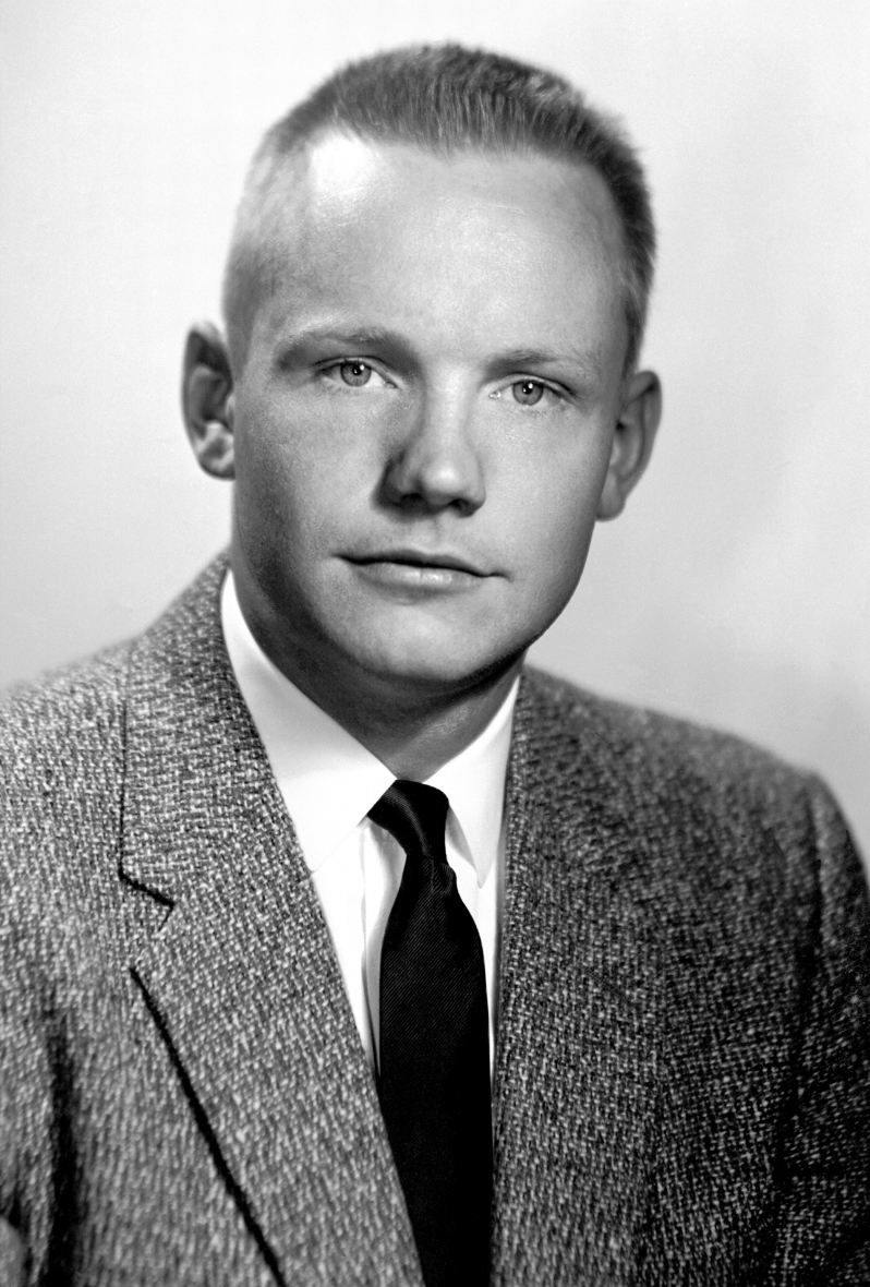 upload.wikimedia.org_wikipedia_commons_c_cb_Neil_Armstrong_1956_portrait.jpg
