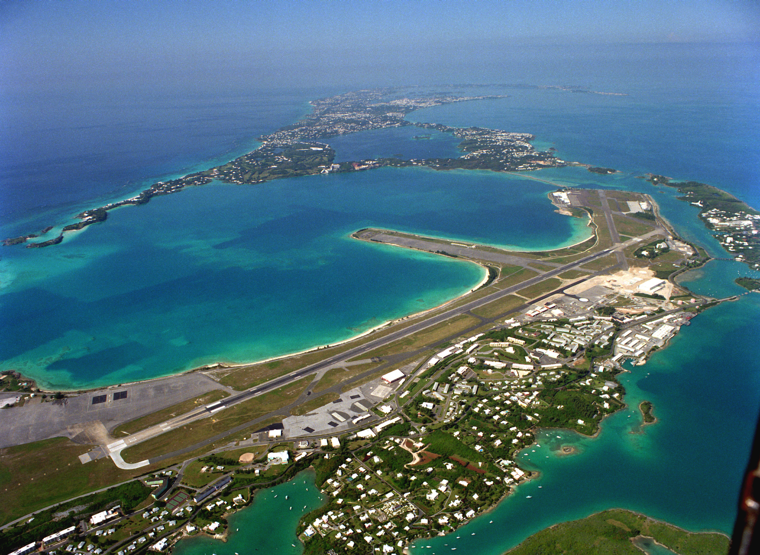 upload.wikimedia.org_wikipedia_commons_f_fc_NAS_Bermuda_aerial_view02_1993.JPEG