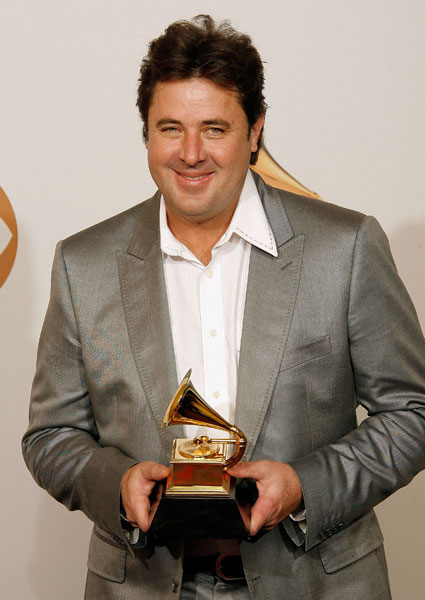 www.cmt.com_sitewide_assets_img_events_2008_grammys_pressroom_vince_gill_01_x600.jpg
