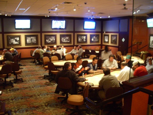 www.pokertips.org_images_binions_poker_room_review.review.big.gif